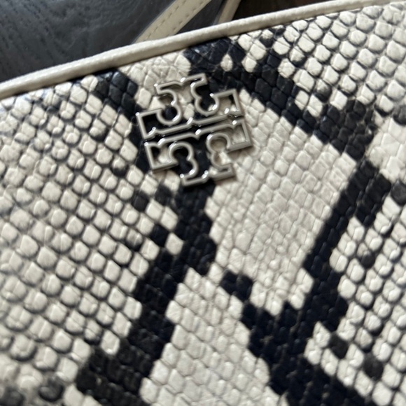 NWT ~ TORY BURCH BRITTEN SNAKE EMBOSSED CAMERA BAG CROSSBODY BAG - Picture 3 of 12